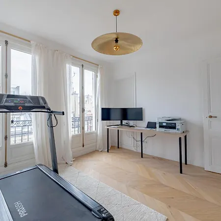 A Stunning 2-bed Haussmannian Flat - Balcony & Ac Lejlighed *