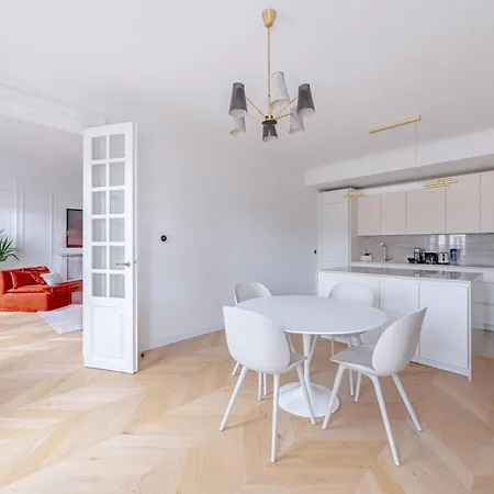 A Stunning 2-bed Haussmannian Flat - Balcony & Ac