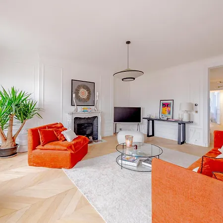A Stunning 2-bed Haussmannian Flat - Balcony & Ac