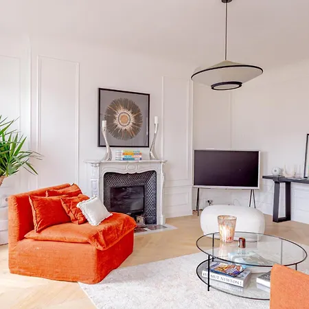 A Stunning 2-bed Haussmannian Flat - Balcony & Ac Lejlighed *